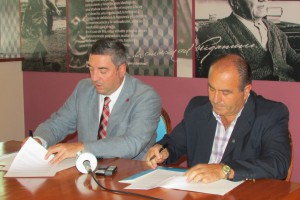 Guillermo Tamarit y Néstor Perera durante la firma del acuerdo.