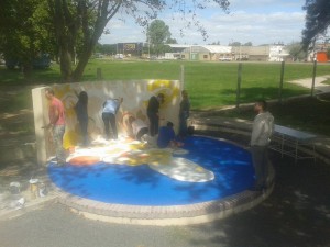El mural es pintado por estudiantes.