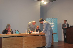 Eugenio Zaffaroni firmó el Libro de Visitas de la UNNOBA