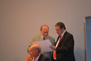 Marcelo Sena entregó el diploma de Profesor Honorario.