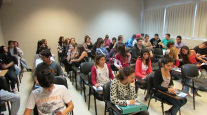 Estudiantes participan de charlas informativas
